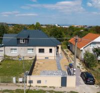 Családi ház a Nyitrai Trnavská utcában, bejárati úttal és kerttel.