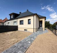 Családi ház a Nyitrai Trnavská utcában, bejárati úttal és udvarral.