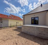 A Nyitrai Trnavská utcai családi ház terasszal rendelkezik, elhanyagolt udvarral.