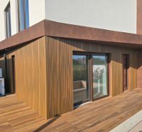 Villa Ninával fa dekorációs terasszal és nagy francia ablakokkal.