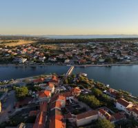 Légi felvétel Nin városáról, tengerpart menti villákkal és a tenger panorámájával.