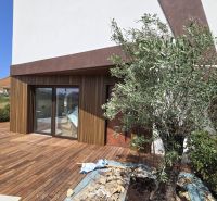 Villa Nínban, a Nín utcában, kerttel, terasszal és fa dekoros padlóval.