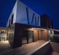 Modern építészetű villa fa dekorációjú padlóval.