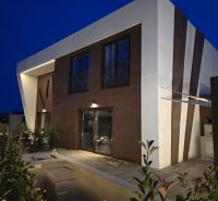 Villa Nin utcában, fa dekorációjú padlóval és modern dizájnnal.