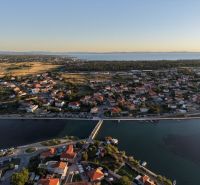Légi felvétel a tengerpartról és Nin városáról, kilátással a tengerre és a kikötőre.