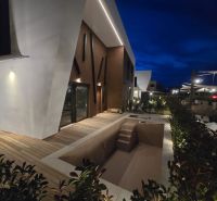 A nin-i városban található villa fa dekorációjú padlóval, relaxációs medencével és modern világítással rendelkezik.