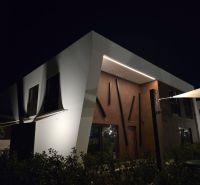 Villa Nin városában, az éjszakai egyedi építészeti dizájnnal.
