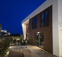 Egy modern építészetű villa Nin utcájában, terasszal este.