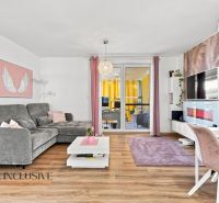 Nappali egy családi házban kényelmes kanapéval és fa dekoros padlóval.