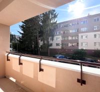 A Švermova utcai 3 szobás lakás erkélye, Trencsén, kilátással a környező épületre.