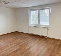 Üres szoba fa mintázatú padlóval, ablakkal és fehér falakkal egy családi házban.