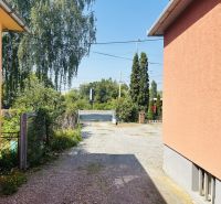 Családi házak a Eperjesi Sabinovská utcában látható bejárattal és kerttel.