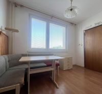 Étkező sarok ülőhellyel és fa dekorációjú padlóval egy kétszobás lakásban.