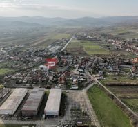 Gyártóhelyiségek felülnézete Vinosady községben, a Pezinska utcában.