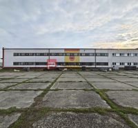 Gyártóhelyiségek a Pezinski utcánál, Vinosadyban, nagy burkolt udvarral.