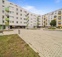 Pozsony-Dúbravkán, a Pri Hrubej lúke utcában, lakóházak és játszótér.