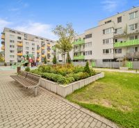 Lakókomplex játszótérrel és zöldterületekkel Pozsonyban, a Pri Hrubej lúke-nál.