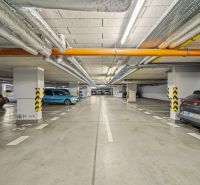 Földalatti parkoló autókkal Pozsonyban - Dúbravkán, a Pri Hrubej lúke utcában.