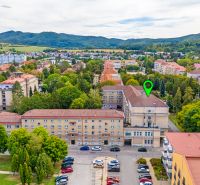 Légi felvétel a Pribinove sady utcáról Új-Dubnicán, amelyet zöldterület és épületek vesznek körül.