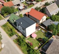 Családi ház Hliník nad Váhom-ban, Bytča, gyepes udvarral és játszótérrel.