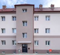 A Vasúti utcai lakóház homlokzata egy szobás lakásokat kínál Ipolyságon.