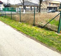 Lakótelek Kassa-Šaca városrészben, Jarková utca, az út mellett.