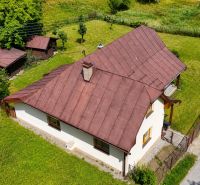 A makovi Čiernom családi ház kertet kínál fa pavilonokkal és fákkal.