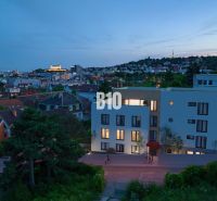 Éjszakai panoráma a Pod Strážami utcáról Pozsony III-ban, kilátással egy háromszobás lakásra.
