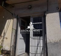 Családi ház bejárati ajtaja fémráccsal és fallal Csobádban.