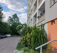 Internát utcai lakóház Besztercebányán, zöldövezettel és parkolóval körülvéve.