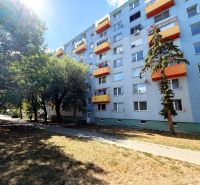 Panelház a Lúky utcában, Vráble városában, narancssárga erkélyekkel.