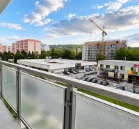 Kilátás egy háromszobás lakás erkélyéről a pozsonyi Nobel utcában, a város panorámájával.