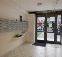 A 3 szobás lakás előcsarnoka postaládákkal és üvegezett ajtókkal.
