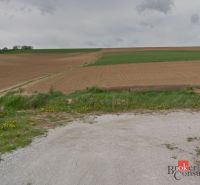 Földterület Lužianky közelében, lakóövezeti telkek számára alkalmas, háttérben mezővel és rétekkel.