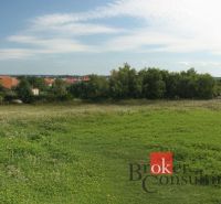 Nagy kiterjedésű lakóövezeti telkek panorámája Nyitrán, amelyeket természet és beépített területek vesznek körül.