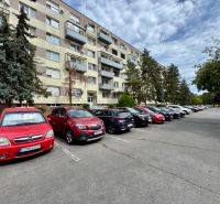 Lakóház melletti parkoló Topoľčanyban az egyszobás lakások lakói számára.
