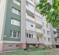 A Jiráskova utcai lakóház Trnavában, amelyet zöldövezet vesz körül, 2 szobás lakásokat kínál.
