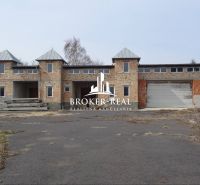 Befejezetlen épület Méra környezetében, raktár- és gyártóhelyiségekkel, külső befejezés nélkül.