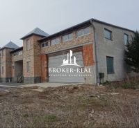 Raktárak és csarnokok Méren téglafalazattal és nagy bejáratokkal.