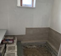 Családi ház belső tere ablakkal és csiszolt padlóval, előkészítés burkolásra.