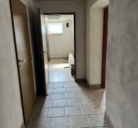Családi ház folyosója csempével és ablakkal, látható bútor nélkül.