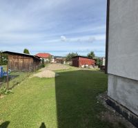 Családi ház füves udvara Plavnicában, kilátással a további beépítésre.