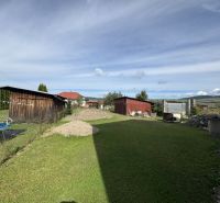 Kert a családi ház mögött Plavnicán, fedett résszel, füvesített területtel és medencével.