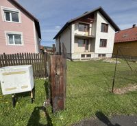 Családi ház Plavnicán kerttel, a gázszekrény mellett a füves területen.