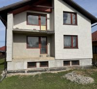 Családi ház Plavnicán egyszerű homlokzattal és új ablakokkal, füvesített telekkel.