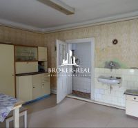 Konyha családi házban vintage bútorokkal és mosogatóval, fa dekorációjú padlóval.
