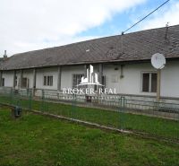 Családi ház Csernőköben, zölddel körülvéve, műholdantennával a tetőn.