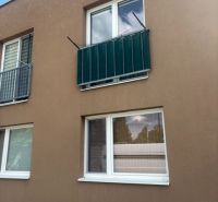 Az épület homlokzata a Tehelnej utcában, Pezinokban, garzonlakás két ablakkal.