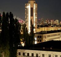 Éjszakai kilátás egy kivilágított toronyházra Pozsonyban, Újvárosban, a Sliačska utcában.