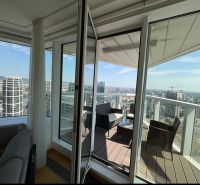 Kilátás egy háromszobás lakásból a Landerer utcában, Pozsonyban, terasszal és a város panorámájával.